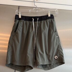 Vuori 7 inch inseam lined Kore Short Small